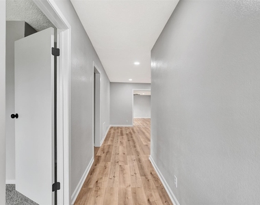 704 Teabury Avenue - Photo Thumbnail 5