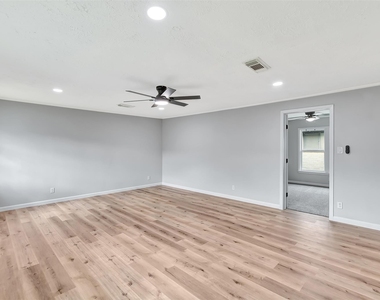 704 Teabury Avenue - Photo Thumbnail 17
