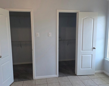 311 Burris Park Drive - Photo Thumbnail 3
