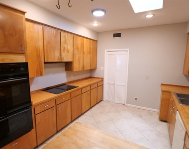 9526 Val Verde Street - Photo Thumbnail 15