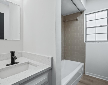 812 W Warren Avenue - Photo Thumbnail 6