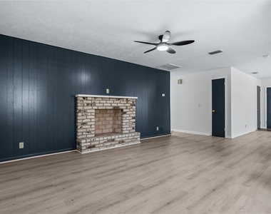 812 W Warren Avenue - Photo Thumbnail 4
