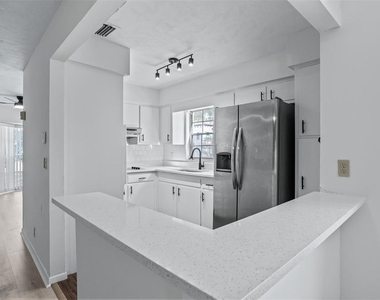 812 W Warren Avenue - Photo Thumbnail 3