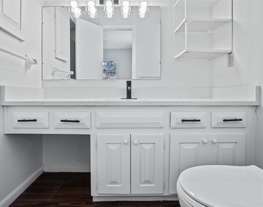 812 W Warren Avenue - Photo Thumbnail 8