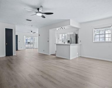 812 W Warren Avenue - Photo Thumbnail 2