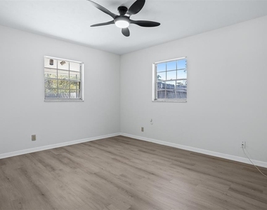 812 W Warren Avenue - Photo Thumbnail 7