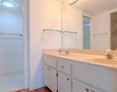 2616 Cove Cay Drive - Photo Thumbnail 14