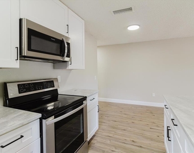 1134-1136 Gilmore Avenue - Photo Thumbnail 9