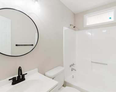 1134-1136 Gilmore Avenue - Photo Thumbnail 13