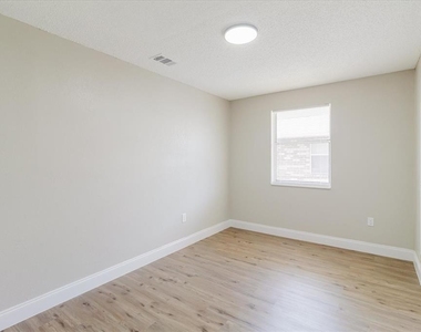 1134-1136 Gilmore Avenue - Photo Thumbnail 40