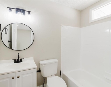 1134-1136 Gilmore Avenue - Photo Thumbnail 20