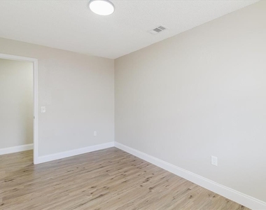 1134-1136 Gilmore Avenue - Photo Thumbnail 41