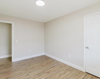 1134-1136 Gilmore Avenue - Photo Thumbnail 43