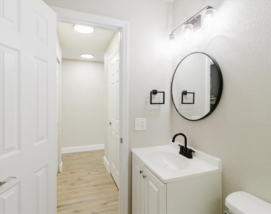 1134-1136 Gilmore Avenue - Photo Thumbnail 14