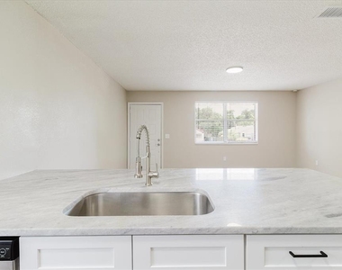 1134-1136 Gilmore Avenue - Photo Thumbnail 33