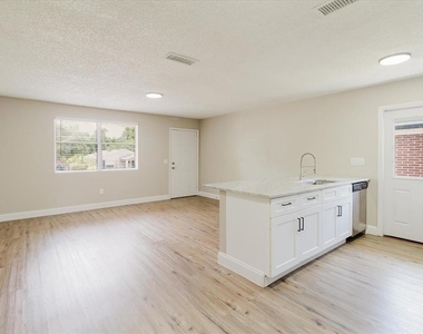 1134-1136 Gilmore Avenue - Photo Thumbnail 7