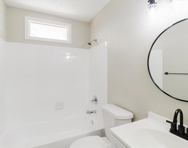 1134-1136 Gilmore Avenue - Photo Thumbnail 37