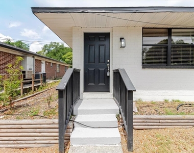 1134-1136 Gilmore Avenue - Photo Thumbnail 3