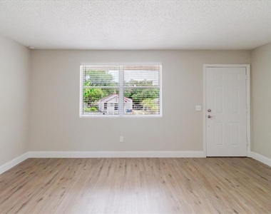 1134-1136 Gilmore Avenue - Photo Thumbnail 4