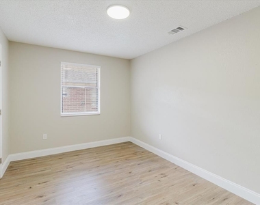 1134-1136 Gilmore Avenue - Photo Thumbnail 15