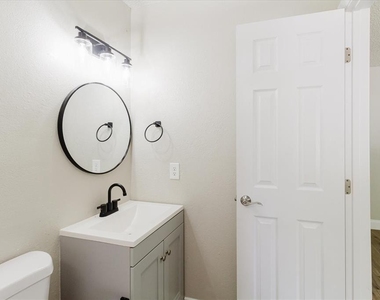 1134-1136 Gilmore Avenue - Photo Thumbnail 49