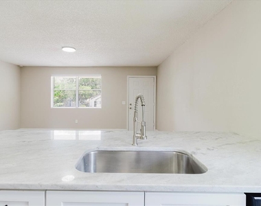 1134-1136 Gilmore Avenue - Photo Thumbnail 8