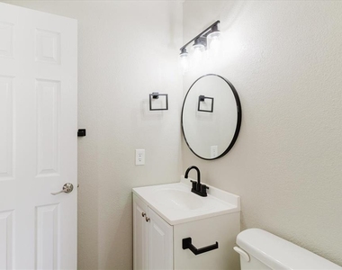 1134-1136 Gilmore Avenue - Photo Thumbnail 21