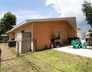 1635 Gladys Street - Photo Thumbnail 4