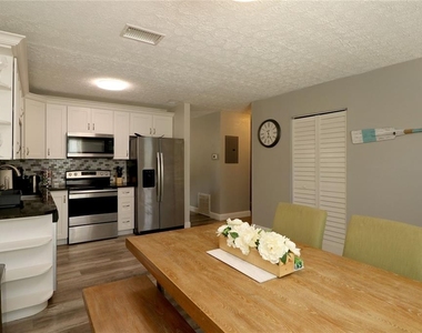 1635 Gladys Street - Photo Thumbnail 9