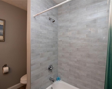 1635 Gladys Street - Photo Thumbnail 20