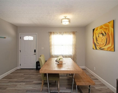 1635 Gladys Street - Photo Thumbnail 8