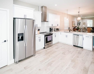 705 E Elm Street - Photo Thumbnail 4