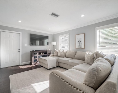 2902 N Jefferson Street - Photo Thumbnail 3