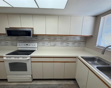 255 Fenwick Drive - Photo Thumbnail 5