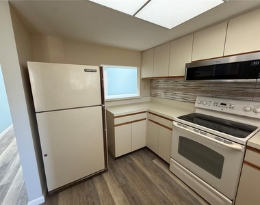 255 Fenwick Drive - Photo Thumbnail 4