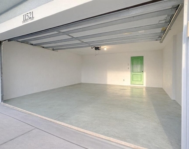 11521 Southern Creek Drive - Photo Thumbnail 8