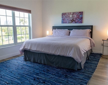2424 Bay Drive - Photo Thumbnail 4