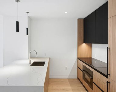 312 West 43rd Street - Photo Thumbnail 3