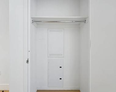 312 West 43rd Street - Photo Thumbnail 12