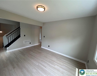 226 Vista Drive - Photo Thumbnail 4