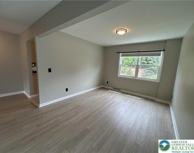 226 Vista Drive - Photo Thumbnail 3