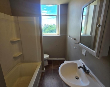 1402 W Liberty Street - Photo Thumbnail 4