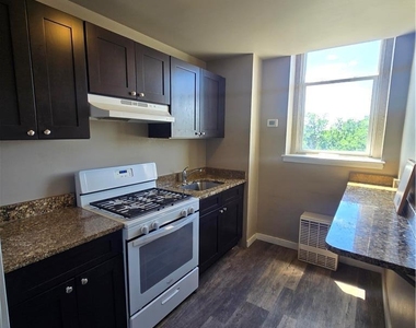 1402 W Liberty Street - Photo Thumbnail 3