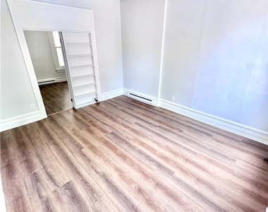 918 W Turner Street - Photo Thumbnail 2