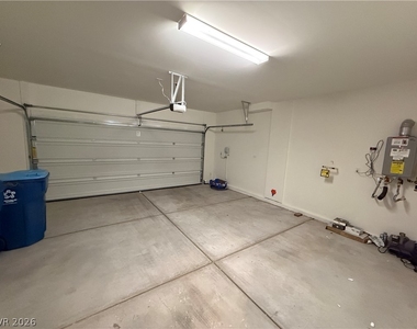 8030 Minavalle Avenue - Photo Thumbnail 12