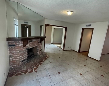 600 Woodmount Drive - Photo Thumbnail 9
