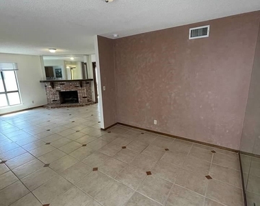 600 Woodmount Drive - Photo Thumbnail 14