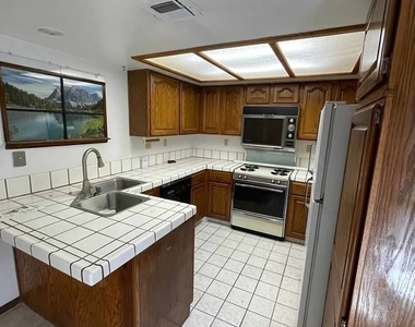 600 Woodmount Drive - Photo Thumbnail 18