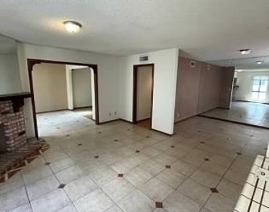 600 Woodmount Drive - Photo Thumbnail 12