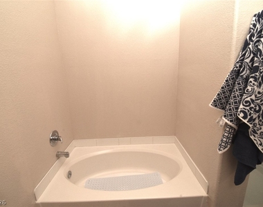6889 Beverly Glen Avenue - Photo Thumbnail 13
